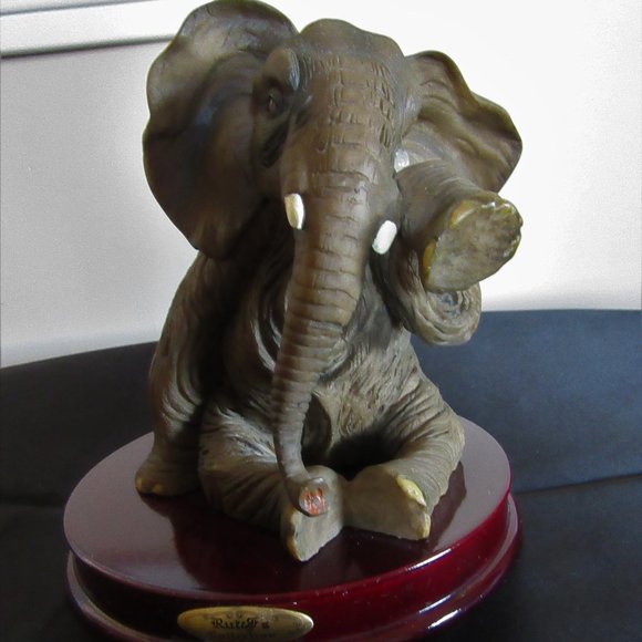 Elephant with a tear in very nice Shape -Ruby's Collection - Picture 3 of 14